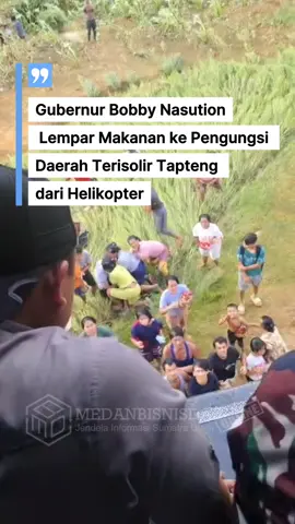 Gubernur Sumatra Utara, Bobby Nasution memberikan bantuan makanan untuk pengungsi korban bencana di Kecamatan Sitahuis, Kabupaten Tapanuli Tengah (Tapteng), Senin (1/12/2025). Pemberian bantuan bahan makanan dilakukan dengan helikopter, karena lokasinya terisolir. Gubsu Bobby Nasution dipandu Marlina Tobing, warga Sitahuis yang tinggal di Pandan. Puluhan kotak bahan makanan dilemparkan dari helikopter dan langsung disambut warga pengungsi. Para pengungi pun bersorak riang menyambut makanan bantuan Gubsu. Beberapa hari sebelumnya, Gubsu Bobby Nasution bersama Bupati Tapteng, Masinton Pasaribu juga melakukan hal yang sama untuk pengungsi di kecamatan Tukka dan Sibabangun yang lokasinya terisolir. Baca berita menarik lainya di www.medanbisnsidaily.com  #bobbyanasution #bantuan #banjirlongsor