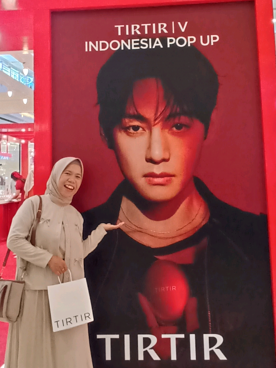Find my Taehyungie at Tirtir Pop-Up ❤️‍🔥 #TIRTIRGlamMission #tirtir #taehyung #btsv @tirtir.indonesia @tirtir.official 