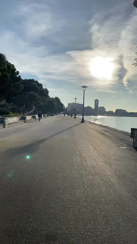 Πόσο ωραία είναι να περπατάς πρωί στη παραλία του Βόλου 