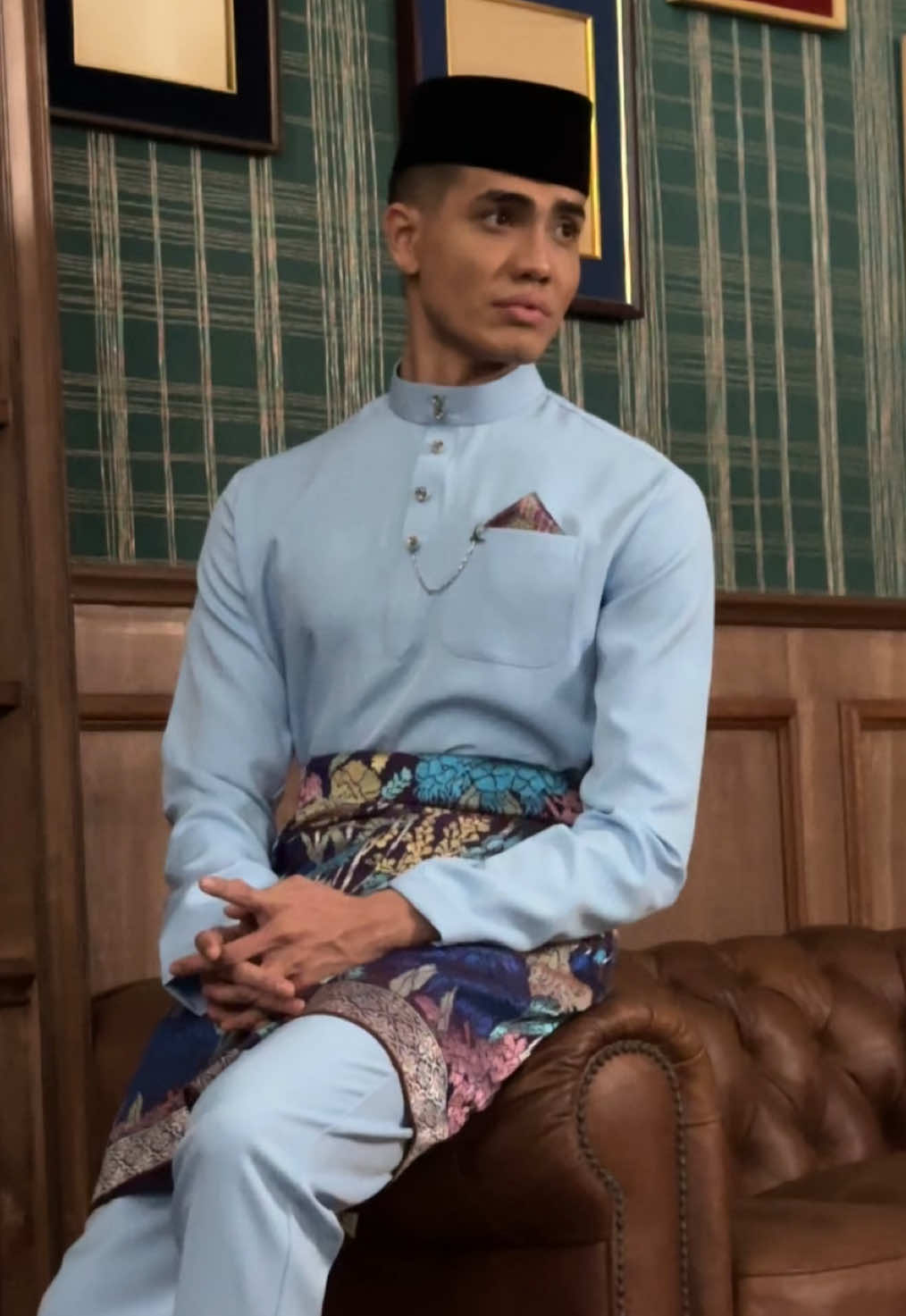 Fuhh baju raya elrah paling hensem !