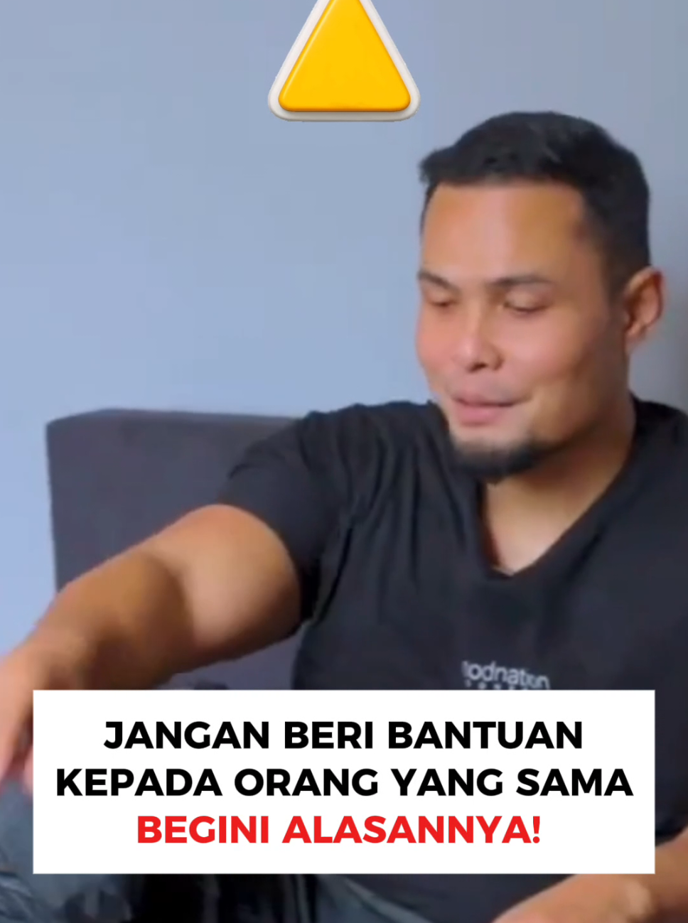 Tolong jangan salah… Bantu orang itu mulia. Tapi kalau terlalu sering bantu orang yang sama, kadang kamu bukan lagi menolong — kamu sedang memanjakan. Sampai akhirnya, saat kamu berhenti… mereka merasa kamu berkhianat. Padahal bukan kamu yang berubah, hanya rasa syukur mereka yang hilang.