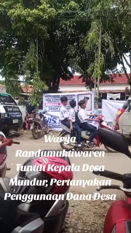 Warga Randumuktiwaren Tuntut Kepala Desa Mundur, Pertanyakan Penggunaan Dana Desa Pekalongan – Suasana Desa Randumukti Waren Kecamatan Bojong, Kabupaten Pekalongan, pada Selasa (2/12/2025) Pukul 09.00 wib  mendadak memanas. Ratusan warga mendatangi balai desa untuk menyampaikan tuntutan agar kepala desa mereka segera mengundurkan diri. Aksi warga mendapat pengawalan ketat dari aparat TNI dan Polri yang berjaga di sekitar lokasi untuk memastikan situasi tetap kondusif. Koordinator aksi, Bahrudin, menyampaikan kekecewaannya karena kepala desa tidak hadir untuk menemui warganya. Warga menuntut penjelasan terkait dugaan penyalahgunaan Dana Desa dengan  temuan di Kejaksaan Negri Kajen  mencapai sekitar Rp230 juta. Warga meminta kepala desa memberikan pertanggungjawaban dan menuntut mundur dari jabatannya. Setelah menunggu sekitar tiga jam tanpa kehadiran kepala desa, warga kemudian mendatangi rumah sang kades yang berada tepat di depan kantor desa. Namun, kepala desa tetap tidak ditemukan di lokasi. Karena tidak mendapat kejelasan, warga sepakat untuk melanjutkan laporan mereka kepada Bupati Pekalongan. Sebagian perwakilan warga langsung menuju Kantor Bupati di Alun-Alun Kajen untuk menyerahkan berkas tuntutan resmi. Aksi berlangsung tertib hingga warga akhirnya membubarkan diri dan kembali ke rumah masing-masing. #jangkauanluas #sorotanpublik  #semuaorang 