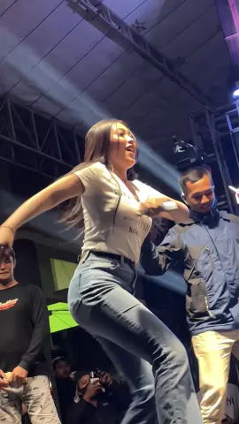 Sak polah mu wes rek 😒 @ValenWijaya✨ @tiaara.jelitta @cevika👅 #fyp #foryou #cinematic #dancer #karnavalsoundsystem 