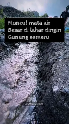 Mata air ini berada ditengah aliran lahar dingin gunung Semeru,Pronojiwo, Jawa Timur. Mata air adalah air tanah yang keluar ke permukaan yang secara alami karena faktor geologis. Mata air biasanya menjadi sumber air minum yang memiliki kualitas baik. Sumber Air yang berasal dari mata air merupakan air yang sudah layak untuk dikonsumsi karena mengalami purifikasiq secara alami. Selain itu, mata air juga biasanya dimanfaatkan oleh banyak perusahaan berbasis air untuk mendapatkan pasokan air yang layak konsumsi. Dok: @jagasemesta #pendaki #gunung #Indonesia #semeru #ranukumbolo 