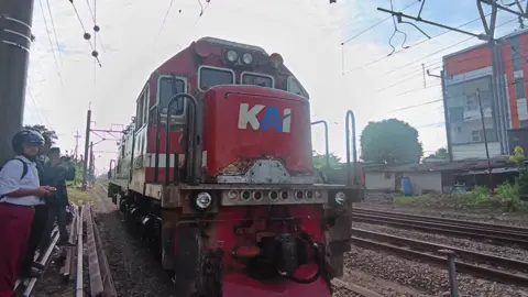 8917 ademmm 🥶 #cinematic #keretaapiindonesia #kai121 #railfansindonesia #fyp  @zenn.elzenn @Alvahim 