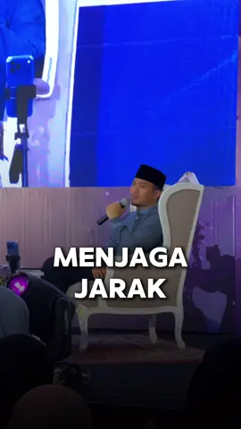 Tidak semua orang yang hadir dalam hidup ini ditakdirkan untuk tinggal lama. Ada yang Allah hadirkan sebagai pelajaran, ada yang jadi penguat hati, dan ada pula yang harus kita lepaskan agar jiwa tetap sehat dan iman tetap terjaga. 🍃✨ Kadang kita bertanya, “Kenapa ia berubah?” “Kenapa hubungan ini tak lagi sama?” Namun kita lupa bahwa tidak setiap kedekatan membawa kebaikan — dan tidak setiap perpisahan berarti kebencian. Ada jarak yang memang perlu, demi ketenangan yang Allah ridai. وَاللَّهُ يَعْلَمُ وَأَنتُمْ لَا تَعْلَمُونَ “Allah mengetahui, sedangkan kamu tidak mengetahui.” (QS. Al-Baqarah: 216) ⸻ Maka jika ada hubungan yang melelahkan jiwa, melemahkan iman, dan membuat kita jauh dari Allah tenangkan hatimu. Menjaga jarak bukan berarti keras, itu ikhtiar untuk tetap waras. Sebab hati yang menjaga jarak dari keburukan akan lebih mudah dekat dengan kedamaian. 🌙💛 💫 Ebook “Doa-Doa untuk Jiwa yang Ingin Bahagia” 📖 Karya Ustadz Irfan Rizki Haas 🕊 130 halaman penenang hati & penguat jiwa 💬 Termasuk doa menjauh dari keburukan, doa ketenangan, dan doa perlindungan hati 📩 E-book langsung dikirim ke email, Sahabat ✨ 📱 WA: 0851-7999-7020 🔗 lynk.id/haasstore Ketenangan kadang bukan tentang memeluk lebih erat, tapi tentang melepaskan dengan ridha. 🍃 #MenjagaJarakDenganBijak #HatiYangTenang #SelfHealing #DoaUntukHati #haasstore 