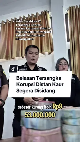 Polda Serahkan 12 Tersangka Korupsi Sarana Pertanian Kaur ke Kejati Bengkulu: Program Subsidi Petani Justru Dikorupsikan Kota Bengkulu - Pelimpahan 12 tersangka dugaan korupsi sarana pertanian Kabupaten Kaur ke Kejaksaan Tinggi Bengkulu menandai babak baru dalam pengusutan kasus yang menyentuh kebutuhan dasar para petani. Program yang sejatinya ditujukan untuk meningkatkan produktivitas pertanian justru berujung pada dugaan penyimpangan anggaran, sehingga merugikan para penerima manfaat yang sangat bergantung pada dukungan pemerintah. Kasus ini bermula dari kegiatan pembangunan dan pengadaan sarana pertanian tahun anggaran 2023, dengan nilai pagu Rp 7,3 miliar. Penyidik Tipidkor Polda Bengkulu menemukan adanya penyimpangan yang cukup signifikan dalam pelaksanaan anggarannya. Empat bangunan dinyatakan gagal konstruksi, sementara sejumlah alat yang dibeli tidak dapat digunakan sesuai kebutuhan teknis di lapangan. Bahkan, beberapa item pengadaan diduga diperoleh melalui pembelian daring di marketplace dengan kualitas tidak sesuai spesifikasi, padahal seharusnya dibeli melalui rekanan resmi. Dalam konteks pembangunan pertanian, temuan tersebut menunjukkan gambaran bagaimana program yang diarahkan untuk membantu para petani dapat rentan mengalami masalah ketika pengelolaan dan pengawasan tidak berjalan sebagaimana mestinya. Ketika sarana pertanian tidak berkualitas dan bangunan tidak layak pakai, yang paling terdampak adalah para petani yang berharap pada fasilitas itu untuk menyokong kegiatan produksi pangan mereka. Sebanyak 12 tersangka terdiri dari unsur pejabat dinas, penyedia barang, hingga konsultan. Komposisi ini memperlihatkan bahwa dugaan penyimpangan terjadi tidak hanya pada satu titik, tetapi melibatkan berbagai lapisan dalam proses pengadaan. Pelibatan banyak pihak memberi gambaran bahwa pengawasan internal yang seharusnya mengamankan program subsidi petani tidak berjalan optimal. Pelimpahan tahap dua ke Kejati Bengkulu dilakukan setelah penyidikan dinyatakan lengkap. Iptu Syaiful Bahri dari Subdit Tipidkor menegaskan bahwa seluruh berkas, barang bukti, serta para tersangka telah diserahkan. Di sisi lain, prinsip praduga tak bersalah tetap menjadi pijakan, sehingga seluruh fakta nantinya akan diuji secara terbuka dalam proses persidangan. Kejaksaan Tinggi Bengkulu kemudian menempatkan para tersangka di Rutan Malabero selama 20 hari ke depan sambil menunggu penyusunan dakwaan dan agenda sidang. Penanganan kasus ini direncanakan melibatkan 5 hingga 8 Jaksa Penuntut Umum, mengingat kompleksitas perkara serta jumlah tersangka yang cukup banyak. Dari aspek teknis hukum, hal ini mencerminkan keseriusan kejaksaan dalam memproses kasus hingga tahap pembuktian di pengadilan. Selain pelimpahan tersangka, Kejati Bengkulu juga menerima pengembalian kerugian negara sebesar Rp 953 juta. Meski pengembalian sebagian kerugian ini menjadi langkah positif, namun masih meninggalkan pertanyaan reflektif tentang bagaimana praktik korupsi dapat merusak manfaat program yang dirancang untuk kesejahteraan petani. Ketika anggaran publik tidak digunakan sebagaimana mestinya, dampaknya dirasakan langsung oleh masyarakat yang seharusnya dilayani. #korupsipertanian #distankaur #belasantersangkakorupsikaur #korupsipetani #korupsisaranaprasaranadistankaur 