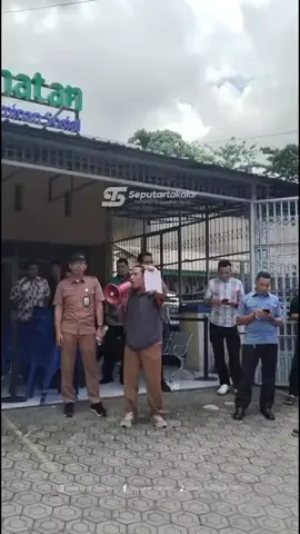 Puluhan perangkat desa yang tergabung dalam Persatuan Perangkat Desa Indonesia (PPDI) Kabupaten Takalar menggelar aksi unjuk rasa di depan Kantor BPJS Kesehatan Kabupaten Takalar, Jalan Ince Husain Dg. Parani, Selasa (02/12/2025). Aksi tersebut dipicu buntut dari tidak aktifnya BPJS Kesehatan perangkat desa selama dua bulan terakhir #seputartakalar #takalar #fyp #perangkatdesa #bpjskesehatan 