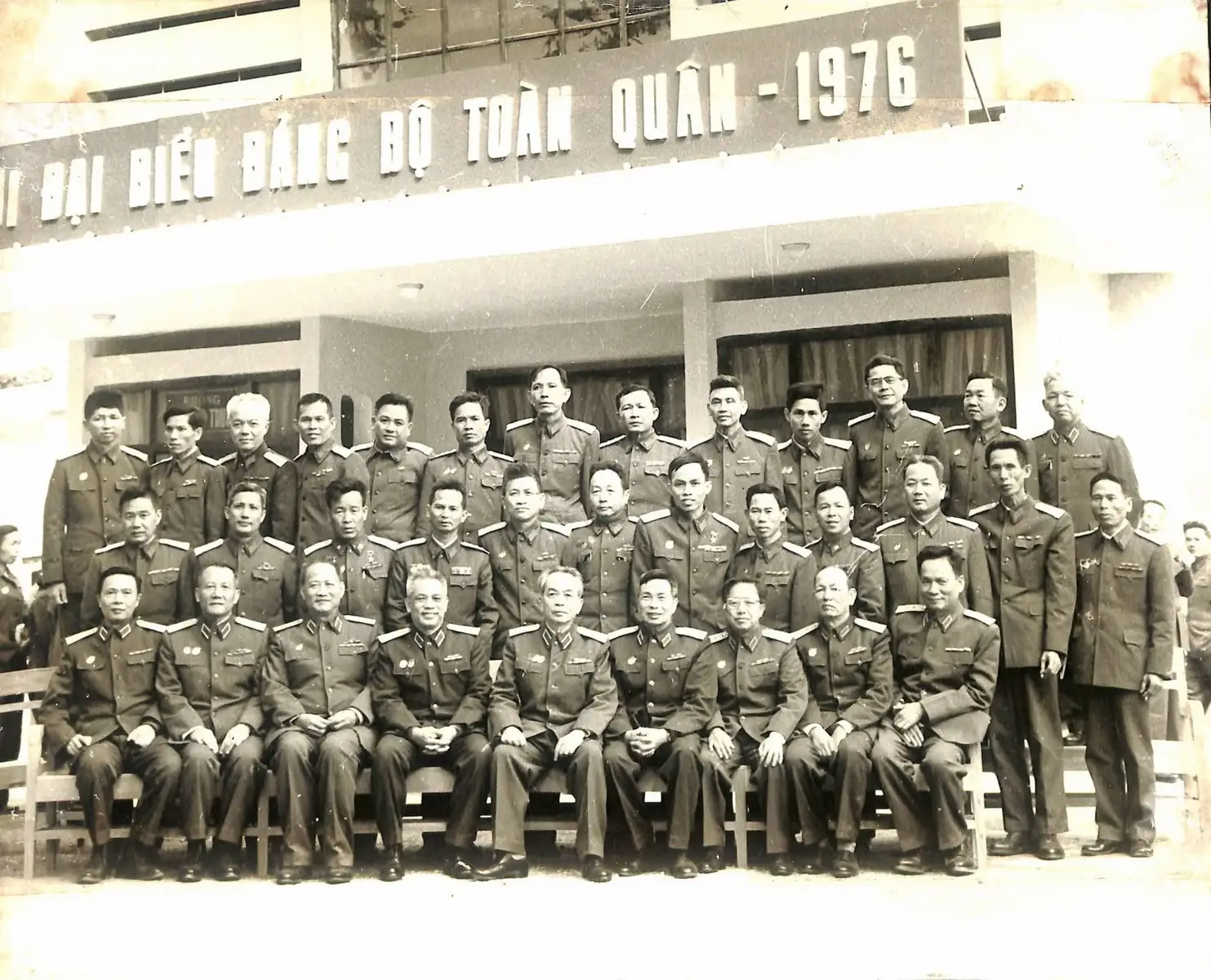 Đại hội năm 1976 là đại hội đại biểu toàn quân lần thứ hai. Đại hội lần thứ nhất diễn ra trước đó 16 năm vì hoàn cảnh chiến tranh, vào năm 1960. Đại hội 1976 bầu 178 đại biểu quân đội đi dự đại hội đảng toàn quốc, đông nhất cho đến nay. #1976 #vietnam  #bodoicuho 