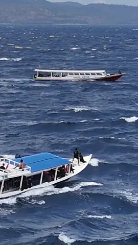 Lets go for a boat ride.#gilitrawangan #seafarers #followers #waves 