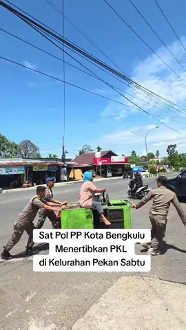 Satpol PP Kota Bengkulu Menertibkan Pedagang Kaki lima yang berjualan di Trotoar  #pkl  #satpolppkotabengkulu 
