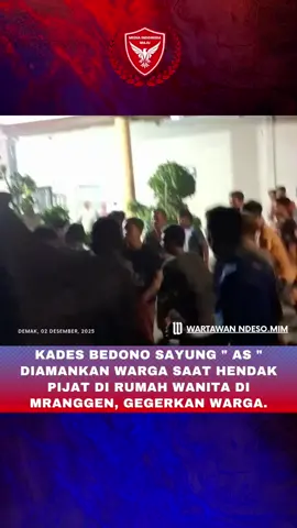 Demak — Sebuah kejadian yang sempat menggegerkan warga terjadi pada Minggu malam (30/11/2025), ketika Kepala Desa Bedono, Kecamatan Sayung, Kabupaten Demak, berinisial AS, didatangi warga saat berada di rumah seorang perempuan berinisial FT di Desa Kebonbatur, Kecamatan Mranggen. Kejadian itu memicu kecurigaan hingga akhirnya AS diamankan ke Polsek Mranggen untuk dimintai keterangan. Ketua RT setempat, Maskuri (37), menjelaskan bahwa warga mendatangi rumah FT setelah menerima laporan adanya dugaan tindakan mencurigakan. Namun kedatangan warga dilakukan secara sopan. “Tidak menggerebek sebenarnya. Warga datang juga sopan, salam dulu. Setelah pintu dibuka, saya lihat Pak AS tertidur di ruang tamu, sedangkan Bu FT di dalam kamar. Mereka tidak berada dalam satu ruangan,” jelas Maskuri. Setelah peristiwa itu, AS dan FT dibawa ke Polsek Mranggen guna memberikan keterangan. Kapolsek Mranggen, AKP Kumaidi, menegaskan bahwa kejadian tersebut hanyalah kesalahpahaman yang berkembang di tengah warga. “Saya kira awalnya juga begitu. Warga bilang ada lurah selingkuh. Tapi setelah kami ambil keterangan, tidak demikian. Ini murni salah paham,” ujar Kapolsek. Ternyata Menunggu Antrean Pijat dan Mengantarkan Obat Berdasarkan hasil pemeriksaan, AKP Kumaidi menjelaskan bahwa AS berada di rumah FT karena sedang menunggu antrean pijat di tempat langganannya yang berjarak sekitar 50 meter dari lokasi tersebut. “Di dekat situ ada tempat pijat, dan kebetulan sedang antre. AS menunggu di rumah saudaranya itu,” katanya. Selain itu, AS juga disebut telah berkomunikasi dengan pemilik rumah, yang merupakan saudaranya sendiri, untuk mengantarkan obat bagi anak saudaranya yang sedang sakit. “AS ini sudah komunikasi sebelumnya. Saudaranya bilang anaknya sakit, jadi AS sekalian bawakan obat. Kebetulan di rumah itu hanya ada AS, istri saudaranya, dan anaknya,” tambah Kapolsek. Penggerebekan yang dilakukan warga Dukuh Kadilangon terjadi sekitar pukul 22.00 WIB, namun Polisi memastikan tidak ada pelanggaran yang terjadi. Suami FT Benarkan Hubungan Keluarga Suami FT, Akmal, membenarkan bahwa ia memiliki hubungan keluarga dengan AS. “Saya dan Pak AS itu kakak sepupu. Karena saya di luar kota, saya minta tolong untuk mengantarkan obat alergi buat istri dan obat untuk anak saya yang sakit,” ujar Akmal. Ia mengaku kaget setelah menerima informasi mengenai kejadian tersebut. “Saya heran juga. AS ini kan keluarga saya, kok warga salah paham. Baru sampai Indramayu, saya langsung pulang naik pesawat untuk mengklarifikasi kejadian ini,” tambahnya. Kasus Diselesaikan Secara Kekeluargaan Setelah dilakukan pemeriksaan dan klarifikasi, Unit Reskrim Polsek Mranggen memfasilitasi mediasi antara semua pihak. Kesalahpahaman berhasil diselesaikan secara kekeluargaan dan masing-masing pihak saling memaafkan. Polisi mengimbau warga agar memastikan kebenaran informasi sebelum mengambil tindakan, demi menghindari kegaduhan serupa. #fypシ゚ #wartawanndeso #mediaindonesiamaju #fyp #demak 