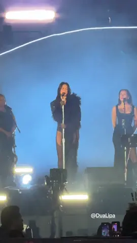 Bésame mucho - Dua Lipa. Noche 1 De Consuelo Velázquez… @Dua Lipa #mexico🇲🇽 #cdmx #dualipa #radicaloptimismtour #besamemucho 