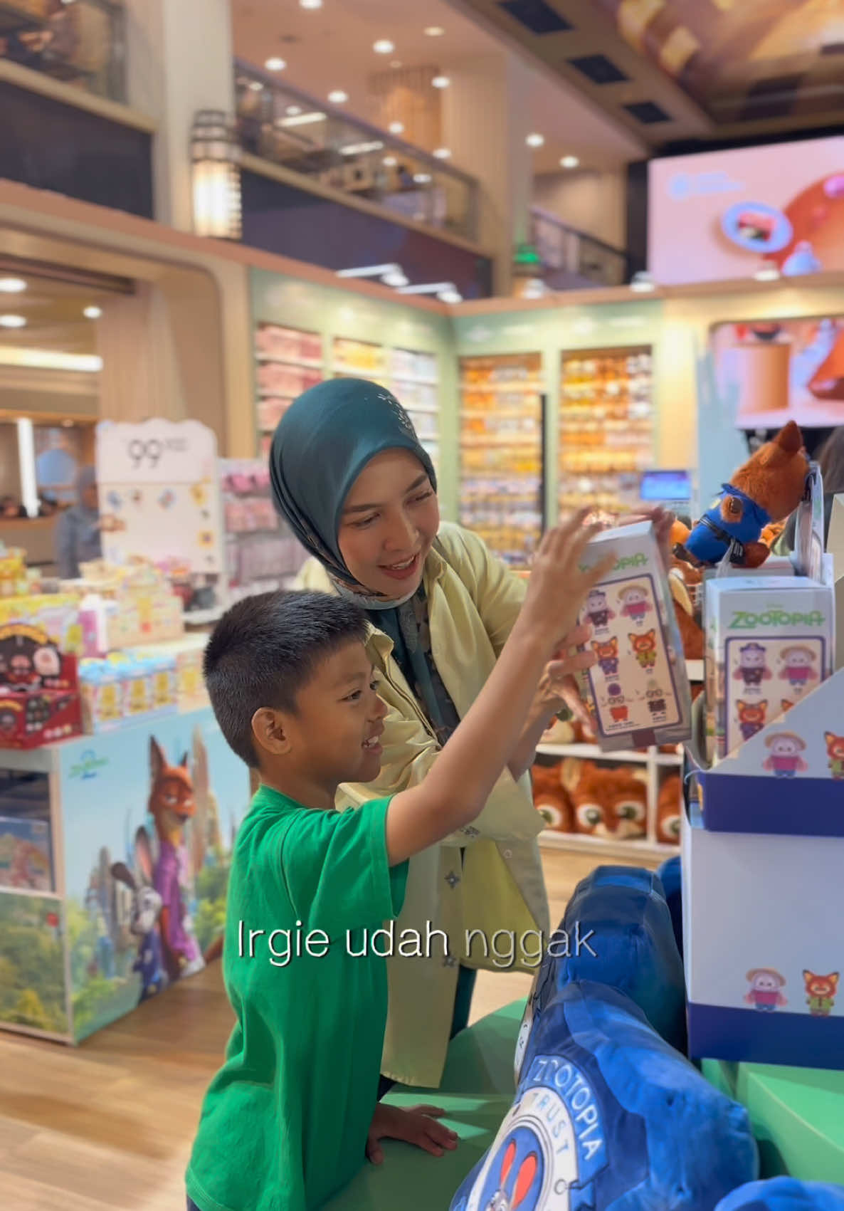 Yang lagi Viral 🦊 👊 Pop Up Store Miniso x Zootopia Di Fountain Atrium, Grand Indonesia  Banyak promo nya dan produk yang lucu dan gemes!! 😍 Yuk buruan datang🦊🦊