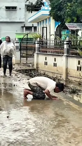 Di tengah surutnya banjir di Pidie Jaya, Aceh, viral seorang pria yang tetap menunaikan sholat, mengingatkan kita bahwa mereka tak berisik, namun senantiasa berbisik kepada Tuhan. Momen haru ini seakan mengingatkan kembali ayat di Alquran. 
