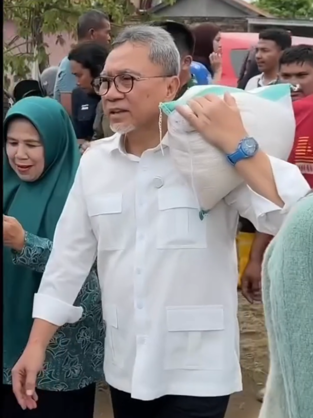 Masya Allah Bapak, demi rakyat rela mikul sendiri bantuan 😌 #zulhasan #zulkiflihasan #banjirsumbar #banjirsumut #banjiraceh 