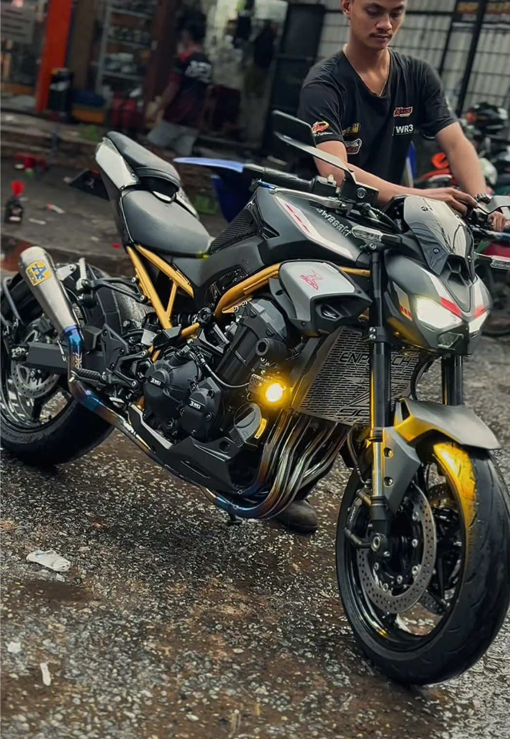 Udah cakep kan? Kita buat tambah cakep lagi dengan sentuhan Lampu Duromoto X1-ME Yellow White & Klakson Denso Waterproof di Z900 2025😉👌 #z900 #z9002025 #kawasaki #kawasakiz900 #duromoto        