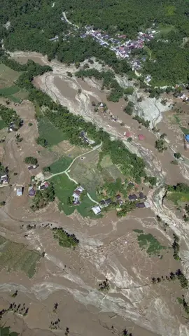 Badan Penanggunalangan Bencana Daerah (BPBD) Kabupaten Agam mencatat per tanggal 1 Desember 2025 total korban meninggal dunia di kabupaten Agam mencapai 130 orang, dengan angka korban tertinggi di Kecamatan Palembayan mencapai 106 orang. Kepala Bidang Kedaruratan dan Logistik (KL) BPBD Agam, Abdul Ghofur mengatakan dari 130 orang korban meninggal dunia di seluruh kecamatan se-Kabupaten Agam, dengan Kecamatan Palembayan yang tertinggi. “Tidak hanya tingginya korban meninggal dunia, dari 71 orang korban yang belum ditemukan 61 orang berasal dari Kecamatan Palembayan,” ujarnya, dilansir dari AMC, Selasa (2/12/2025). Sumber : https://langgam.id/bpbd-agam-korban-bencana-meninggal-di-agam-sudah-130-orang #sumaterabarat #bencana #sumatera #palembayan #agam   