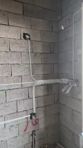 پەنجەکانمان خوارو خێچ بوونە  بەس کارەکانمان هەردەم رێک و جوانن 