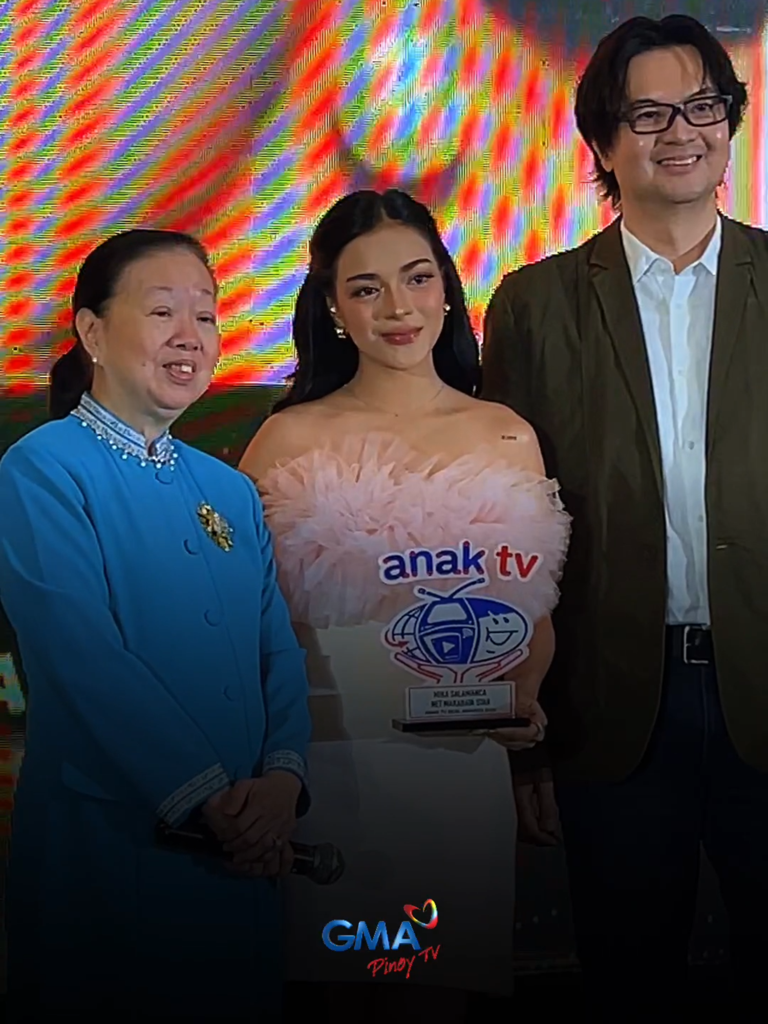 #MikaSalamanca is one of this year’s Female Net Makabata Star awardees at the #AnakTVSealAwards2025. The Net Makabata Star recognition honors artists who use their platforms to inspire, educate, and spread kindness in the digital space. #AnakTV #NetMakabataStarAwards