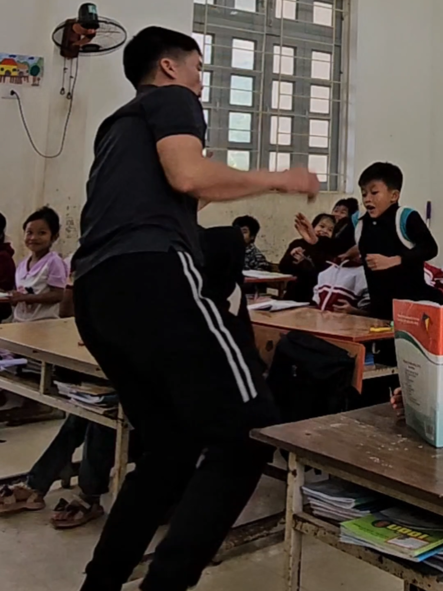 Đang lên lớp thì nhạc lớp bên cạnh bật to quá, làm mấy thầy trò giật cả mình🤣🤣🤣 #thaygiaovuitinh #vegiaphaivui