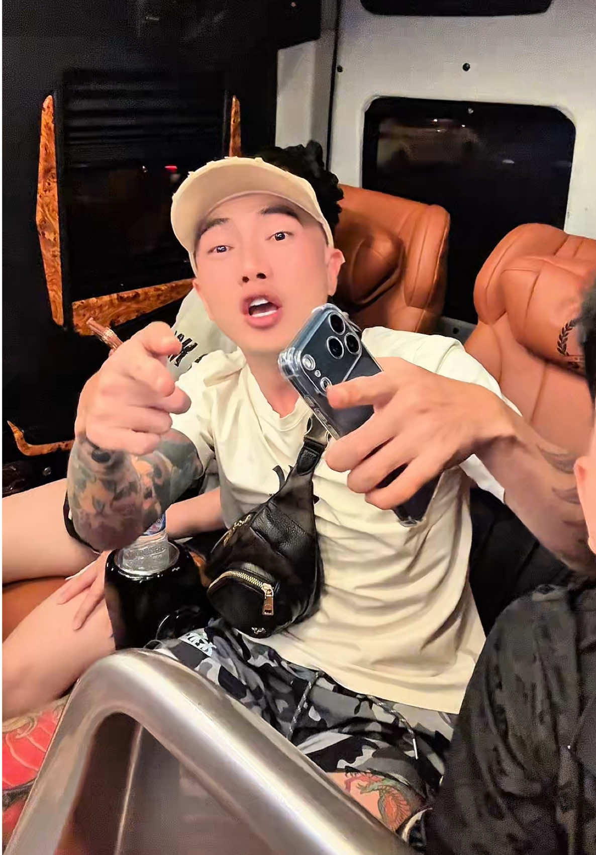 Hữu duyên chung chuyến xe với ca sĩ top 1 Bình Dương.