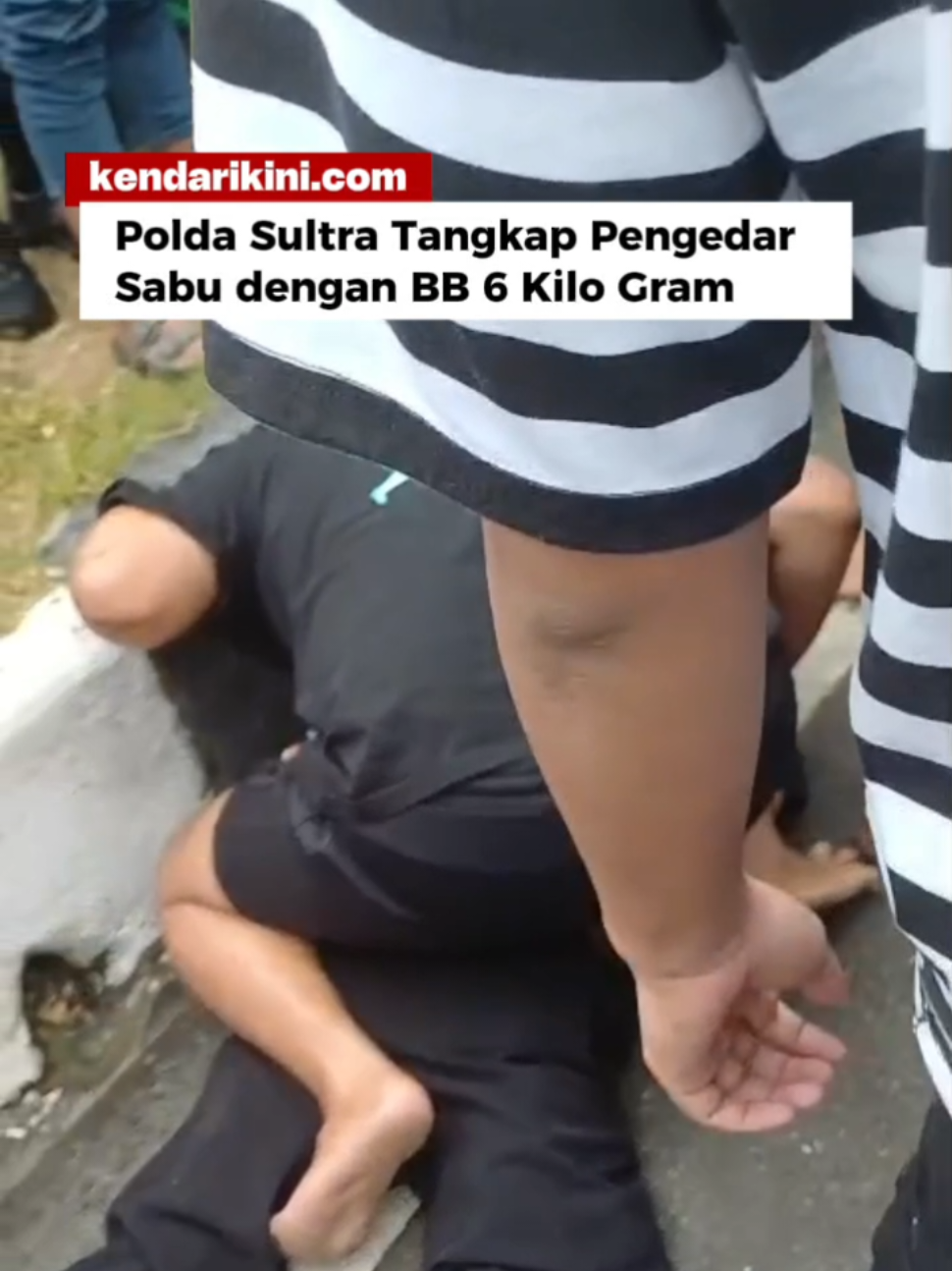 KENDARI - Seorang Pria diamankan aparat kepolisian di kawasan jalan Jenderal Ahmad Yani, Kelurahan Bende, Kecamatan Kadia, Kota Kendari pada Selasa 2 November 2025. ‎ ‎Dari video yang diterima media ini, sejumlah aparat kepolisian berpakaian preman sedang mengamankan terduga pelaku. ‎ ‎Dimana, Pria yang diamankan memakai pakaian berwarna hitam sedang dikerumuni petugas dari jajaran kepolisian. ‎ ‎