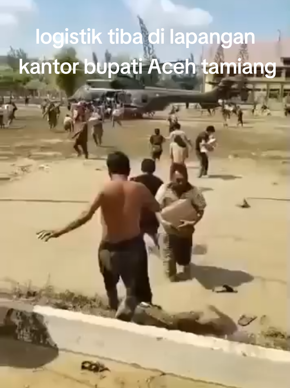 helikopter logistik tiba di Lapangan kantor bupati Aceh tamiang,, semoga semuanya kebagian yaaa #banjirbandangsumatera2025 #banjirbandangacehtamiang2025 #banjirsumatera2025 #banjiracehtamiang2025 