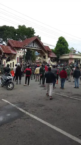 ratusan warga Aceh Tengah mendatangi kantor bupati, menuntut keadaan yang semakin sulit..