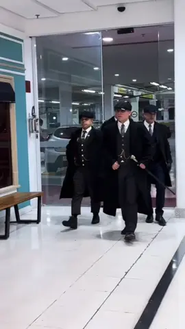 Thomas Shelby, see the reaction of the people#thomasshelby #peakyblinders #sigma #publicreaction #dailyoutfit 