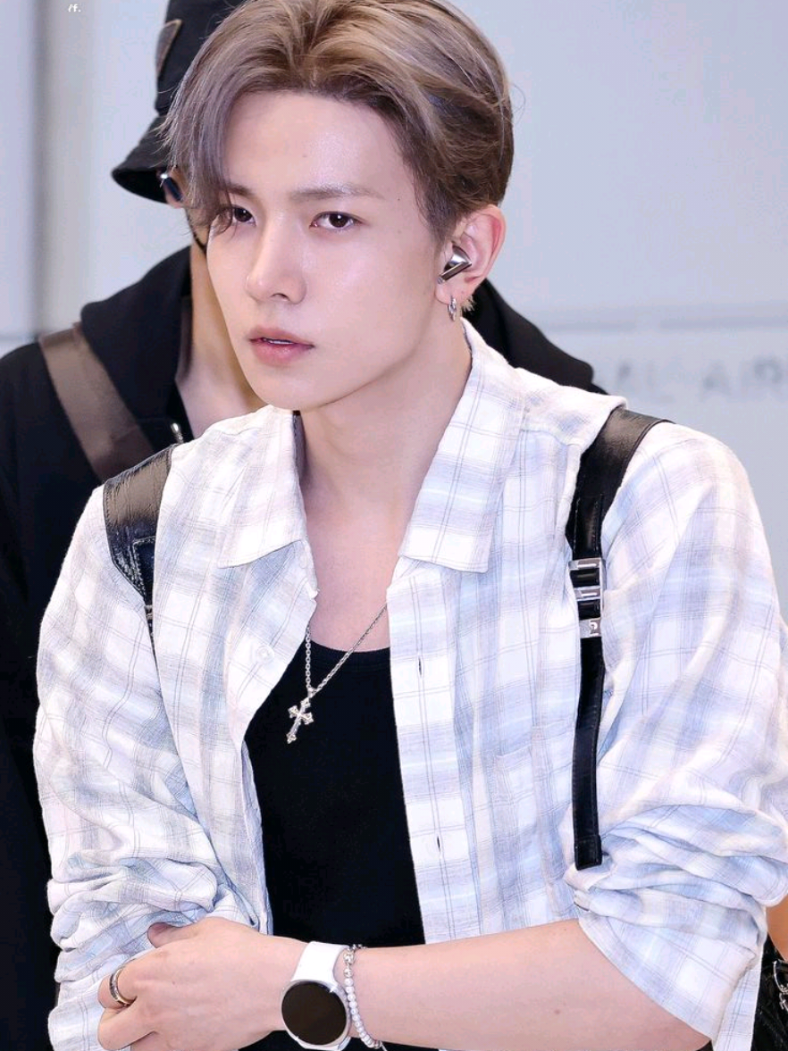 POV : Veiled || 1 Heeseung, mahasiswa semester 5 (teknik sipil) yang hari-harinya selalu disibukkan dengan kegiatan organisasi dan bandnya. Tapi meskipun menjabat sebagai  ketua BEM sekaligus vokalis band kampus, IP-nya tetap stabil tinggi. Sifatnya yang ramah, supel, mudah bergaul dengan siapa pun membuatnya menjadi sosok idaman. Sementara Yn mahasiswi semester 3 (arsitektur) sangat berbanding terbalik dengan Heeseung. Yn terkenal Jutek karna omongannya yang to the point, kadang sering buat orang salah paham. Orang-orang langsung dapat kesan Yn itu sinis, apatis, dan menyebalkan. Dia bukan tipe yang cocok diajak curhat dan diajak nongkrong. Menurut mereka. Hasilnya? Yn hanya punya satu teman. Namanya Hana, fans berat Heeseung. Satu-satunya orang yang masih betah duduk di sebelahnya sejak hari pertama kuliah.  *** Pagi ini seperti biasa, Hana sudah menunggunya di parkiran, melambaikan tangan dengan antusias. Yn yang melihatnya dari jauh hanya menghela napas. Entah apa lagi yang akan memekakkan telinganya sepagi ini. “Good morning, Yn!” Hana langsung merangkul lengannya, ceria sekali. Y/N tidak menjawab. Seperti biasa. “Lo tau nggak, semalem Kak Heeseung keren banget.” Hana mulai, tepat seperti dugaan Yn “Ganteng bangettt… sumpah gue sampe nggak bisa berkata-kata.” Yn menahan diri untuk tidak menutup telinganya. “Lo sih nggak pernah mau nonton band kampus kita. Coba sekali-kali lo nonton deh, pasti lo bakal klepek-klepek sama Kak Heeseung. Apalagi kalo dia udah mode flirty” Hana berhenti hanya untuk mengambil napas dramatis. “Semalem aja dia deketin pipinya ke gue, dia nyuruh gue megang pipinya.” Ia mengangkat telapak tangannya dramatis. “Dan sampe detik ini gue belum cuci tangan.” Hana menempelkan tangannya ke pipinya sendiri yang demi apapun membuat Yn merinding. Di perjalanan menuju kantin, Hana tiba-tiba menghentikan langkahnya. Matanya membesar. “ITUUU Kak Heeseung!” seru Hana setengah berteriak. Refleks, YN mengikuti arah pandangnya ke arah kantin yang lebih ramai dari biasanya. Di tengah keramaian, Heeseung duduk bersama circle band-nya, makan sambil mengobrol santai. Sesekali ia tertawa, tawa yang langsung mengundang beberapa mahasiswi untuk mendekat. Mereka ikut nimbrung, dan seperti biasa, Heeseung menanggapinya dengan ramah tanpa terlihat risih sedikit pun. “Beruntung banget geng Kak Friska bisa duduk bareng circle Kak Heeseung,” gumam Hana sambil mencebik iri. “Bukannya mereka anak FEB?” tanya YN. Hana mengangguk lemah, masih terpaku pada pemandangan itu. “Iya… tapi mereka tuh kayak deket banget. Liat deh tatapan Kak Heeseung tiap Kak Friska ngomong. Terus semalem juga Kak Heeseung ngajak Kak Friska naik ke panggung. Sumpah, gue pengen banget ada di posisi itu… gue iri.” YN hanya mendengus kecil. Tanpa menunggu Hana, ia memilih pergi lebih dulu. Entahlah rasanya menyebalkan, seolah seluruh perhatian berputar pada Heeseung. Baginya Heeseung memilih perempuan mana pun mungkin semudah menjentikkan jari. Tapi nyatanya, Heeseung tak pernah melakukannya. Ia tidak pernah memilih siapa pun yang mendekatinya. *** Yn baru keluar dari ruang administrasi, tiba-tiba seseorang menahan pergelangan tangannya. Saat menoleh Heeseung sudah berdiri di dekatnya. “Aku pulang telat nanti.” Ucap Heeseung  Yn berdecak. “Kenapa sih nggak lewat chat aja ngasih taunya?” Heeseung mengangkat ponselnya yang mati. “HP aku low…” “Lagian udah  ku bilang bikin kunci cadangan.Ngerepotin aja sih!.” “Iya… nanti kalau udah senggang aku bikin.” Nada Heeseung ramah, sangat bertolak belakang dengan Yn yang ketus. Yn menghela napas lalu pergi begitu saja, matanya memastikan tidak ada yang melihat interaksi mereka. Sementara Heeseung menggaruk tengkuknya, merasa tak enak. Dan ini lah alasan Heeseung selalu menolak ajakan untuk berpacaran,  dia sudah menikah dan tidak ada satu pun orang di kampus ini yang tahu bahwa Heeseung dan Yn adalah sepasang SUAMI ISTRI. (+) in coment