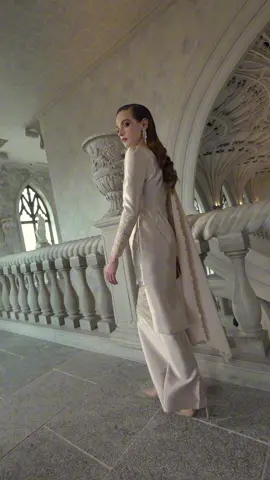 Where classic charm meets today’s modern woman, presenting Dahlia Kurung. 💛 Dahlia Kurung exudes timeless elegance with a polished silhouette and scalloped finishing, adorned with lace embroidery, delicate beads, and subtle sequin sparkle. ✨ Does Dahlia Kurung whisper your name this Raya? 👀🔥 #JlabellaDahliaKurung #jlabellaglamorousraya2026 