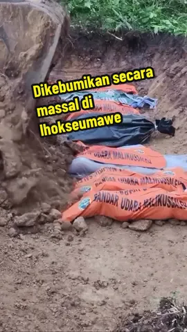 Inilah jenazah jenazah tanpa identitas yang ditemukan di Lhokseumawe & Aceh Utara mulai dikebumikan secara massal, hal ini dilakukan karena belum ada pihak yang mengambil jenazah yang belum dikebumikan sudah beberapa hari.. #banjir  #lhokseumawe  #acehutara  #kuburanmassal  #fypviralシ 