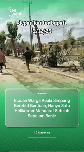 Rekaman video yang beredar pada Selasa (2/12/2025) memperlihatkan situasi memilukan di Kota Kuala Simpang, Kabupaten Aceh Tamiang. Ribuan warga berlarian dan berdesakan berebut bantuan logistik yang baru tiba setelah banjir melanda wilayah itu selama satu minggu. Bantuan yang datang pun hanya dibawa oleh satu unit helikopter TNI. Helikopter tersebut mendarat di halaman Kantor Bupati Aceh Tamiang, lokasi yang dipilih sebagai titik distribusi darurat. Minimnya jumlah bantuan yang turun membuat warga langsung menyerbu begitu pintu helikopter dibuka, karena bantuan yang tersedia jauh dari cukup untuk memenuhi kebutuhan ribuan korban banjir. #banjiraceh #bencananasional #acehtamiang 