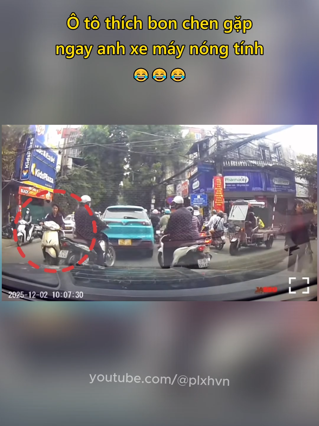 Ô tô thích bon chen gặp ngay xe máy nóng tính 😂 #giaothong #vanhoagiaothong #giangho #luatgiaothong #plxhvn #phapluatxahoi