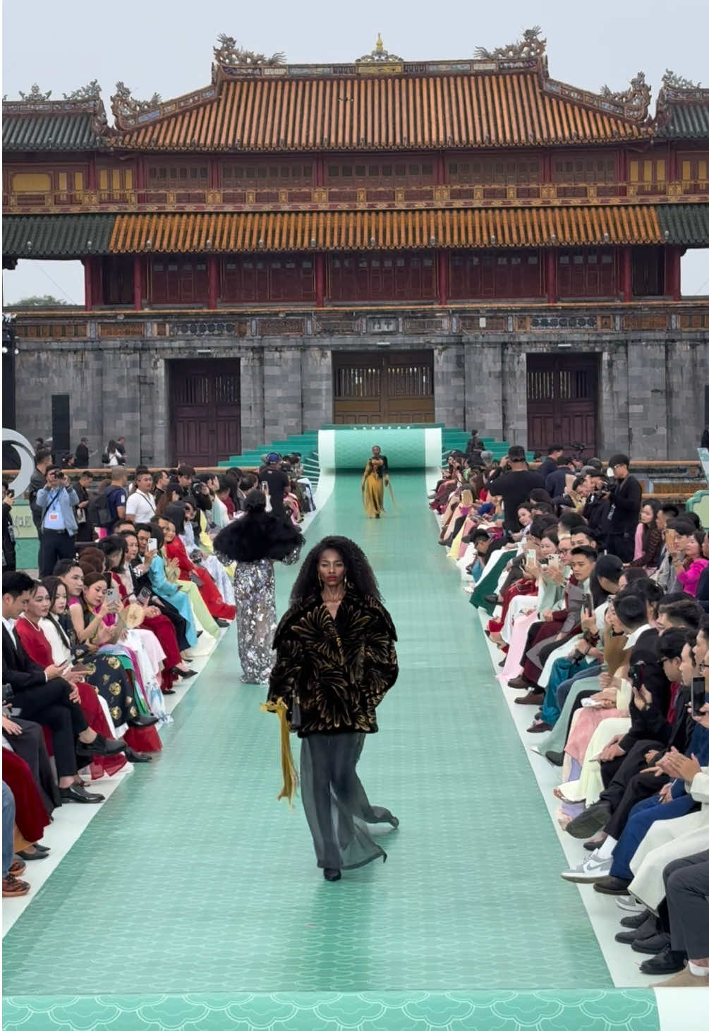 Miss Cosmo Tanzania thanh thoát và hiện đại, khoe dáng mượt mà trong khung cảnh cổ kính. #HelloCosmoFromVietnam #HelloCosmoFromVietnam #LeThanhHoa #LeThanhHoaFallWinter25 