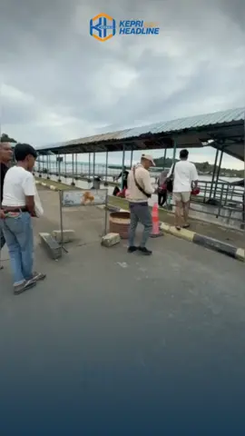Karimun, KepriHeadline.id - Satuan Reserse Kriminal (Satreskrim) Polres Karimun berhasil mengungkap rangkaian kasus pencurian sepeda motor (curanmor) yang marak terjadi di sejumlah wilayah di Kabupaten Karimun sepanjang Oktober hingga November 2025. Dari pengungkapan ini, polisi menetapkan dua pelaku utama serta tiga penadah sebagai tersangka. Pengungkapan ini bermula dari laporan masyarakat atas terjadinya rangkaian pencurian sepeda motor di wilayah Kabupaten Karimun. Dimana, dalam aksinya para pelaku mengincar kendaraan sepeda motor honda beat yang ditinggal pemiliknya terparkir di kawasan sepi. Pada aksinya, para pelaku diketahui melakukan aksinya di 7 TKP berbeda, antara lain, di kawasan Desa Pongkar pada 16 dan 19 Oktober 2025, kawasan Gold Coast Karimun pada 7 dan 23 November 2025, kawasan Kampung Harapan pada 11 November, Belakang SMA Negeri 1 Karimun pada 19 November 2025, di kawasan Parkiran B Tree Studio pada 20 November 2025. 