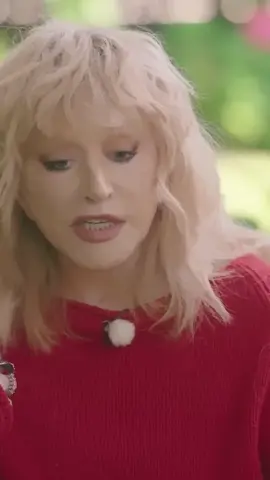 Пугачева о Дудаеве «Слова, которые тяжело услышать» #shorts В отрывке звучит эмоциональная рефлексия о прошлом, личных встречах Пугачевы с Дудаевом и чувстве вины перед людьми, которым уже невозможно помочь. Дудаев говорит о тяжёлых выводах о настроениях и о том, как массовые убеждения могут превращаться в разрушительную силу, если им долго не сопротивляться. Это взгляд человека, который пережил эпоху и теперь говорит максимально жёстко и честно о том, что видит.