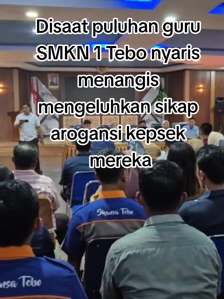 Disaat puluhan guru SMKN 1 Tebo nyaris menangis mengeluhkan sikap arogansi kepsek mereka di Kejari Tebo, publik bertanya: di mana peran PGRI Tebo? Apakah suara guru harus sampai ke penegak hukum dulu baru didengar? semoga kemunculan PGRI Tebo tidak hanya di momen Hari Guru Nasional saja. #Tebo #PGRI #SMKN1Tebo #KejariTebo #SuaraGuru 