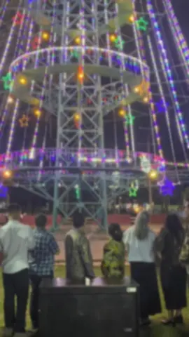 Sambut Natal 2025, Kapolres Pematangsiantar dan Unsur Forkopimda Nyalakan Pohon Terang PEMATANGSIANTAR - www.metro-online.co | Memasuki awal Desember penyambutan perayaan Natal 2025, Kapolres Pematangsiantar AKBP Sah Udur T.M. Sitinjak SH SIK MH bersama unsur Forkopimda hadiri penyalaan Pohon Terang/Natal, di Jalan Gereja, Kecamatan Siantar Selatan, Kota Pematangsiantar, Senin (1/12/2025) sekira pukul 19.30 WIB. Moment penyalaan disertai dengan pemberangkatan paket batuan kemanusiaan dari Pemko Pematangsiantar kepada masyarakat Kota Sibolga dan Kabupaten Tapanuli Tengah (Tapteng). Kehadiran AKBP Sah Udur TM Sitinjak, merupakan wujud dukungan Polres Pematangsiantar terhadap kegiatan keagamaan sekaligus bantuan sosial guna mempererat hubungan kemitraan antara Polri dengan pihak masyarakat. Pada kesempatan itu, Kapolres turut berinteraksi dengan para pimpinan gereja, tokoh masyarakat serta tamu undangan sembari menyampaikan pesan-pesan kamtibmas guna menjaga situasi tetap aman dan kondusif selama masa perayaan Natal dan Tahun Baru. Usai penyalaan pohon terang dilanjutkan pemberangkatan bantuan kemanusiaan untuk masyarakat Kota Sibolga dan Kabupaten Tapteng terdampak bencana alam banjir dan tanah longsor, di depan Ruang Data Pemko Pematangsiantar. Terlihat hadir bersama Kapolres, Ketua DPRD Kota Pematangsiantar Timbul Marganda Lingga SH. Walikota Pematangsiantar Wesly silalahi SH MKn, Ketua TPPKK Pematangsiantar Ny. Liswati Wesli Silalahi, Dandim 0207/Simalungun Letkol (Inf) Gede Agus Priggana Ssos. MMAS. MHan, Kemudian Ketua Pengadilan Negeri Pematangsiantar Rinto Leony Manullang SH MH. Kepala Dinas Perumahan dan Kawasan Permukiman Pematangsiantar Robert Sitanggang SSIP. MSi. Tokoh masyarakat Prof. Dr. Jumaria Sirait MPd, unsur Forkopimda lainnya serta tamu undangan. Untuk diketahui, Pohon Natal di Jalan Gereja ini, dibangun pada 1997 oleh Pemkot Pematangsiantar dengan tinggi 39.5 meter menggunakan bahan besi sebagai ikon kota dan daya tarik wisata religi saat Natal. Pohon Natal tertinggi di Asia Tenggara ini dihiasi lampu berwarna-warni sepanjang 1500 meter serta di puncak terdapat lampu berbentuk bintang besar (bay/bay-mol) Tetap Bersama Kami www.metro-online.co #fyppppppppppppppppppp 