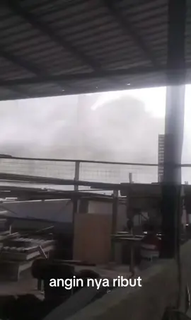 angin kencang di Bantar gebang  Selasa 02/12/25 #hujanangin #anginputingbeliung #bekasi 