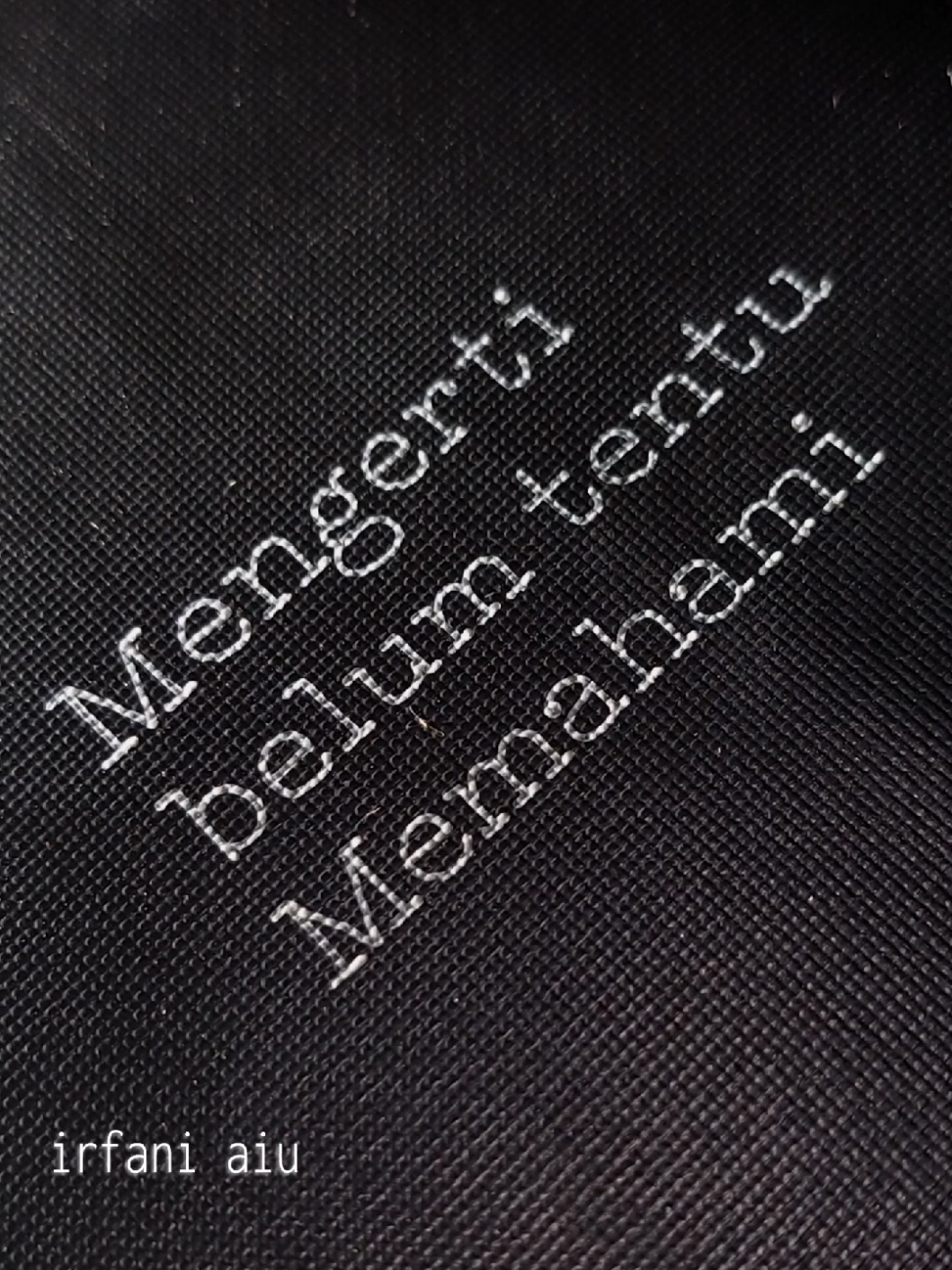 Banyak orang yang mengerti tapi tidak benar-benar memahamimu. Mereka hanya tau posisimu, tapi tidak mengerti perasaanmu. 