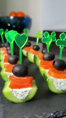 Огурец большой — 1 штука Сыр творожный — 200 г Красная рыба слабосоленая — 100 г Зелень — по вкусу Оливки или маслины — по желанию и вкусу #food #готовимдома #быстрыерецепты 