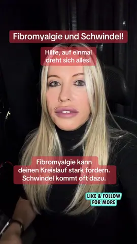 Sprechen wir über Fibromyalgie und Schwindel.  Fibromyalgie kann deinen Kreislauf stark fordern. Schwindel kommt oft dazu. Du merkst das vor allem bei schnellen Bewegungen, nach Belastung oder an Tagen mit wenig Schlaf. So entsteht der Schwindel Dein Nervensystem reagiert stärker auf Reize. Das macht dich schneller wacklig. Deine Muskeln verspannen sich. Das zieht an Nacken und Schultern. Das löst benommenes Gefühl aus. Dein Blutdruck schwankt. Du stehst auf und dein Kopf zieht nach. Deine Erschöpfung nimmt zu. Dein Körper fährt runter. Der Schwindel nimmt zu. So erkennst du typische Anzeichen Du fühlst dich wie auf Watte. Du hast kurze Blackouts beim Aufstehen. Du schwankst beim Gehen. Dir wird übel. So reagierst du im Alltag Du stehst langsam auf. Setz dich erst an die Bettkante. Du trinkst genug Wasser. Du lockerst deinen Nacken. Kleine Kreise reichen. Du machst Pausen, bevor der Kreislauf kippt. Du führst ein Symptom-Tagebuch. Du erkennst Muster. Wann du zum Arzt gehst Wenn du oft umkippst oder starke Übelkeit hast, klärst du das ab. Auch bei Druck auf der Brust suchst du Hilfe. Folge mir sehr gerne für mehr. Teile ind speichere das Video und lass ein Herz da. 
