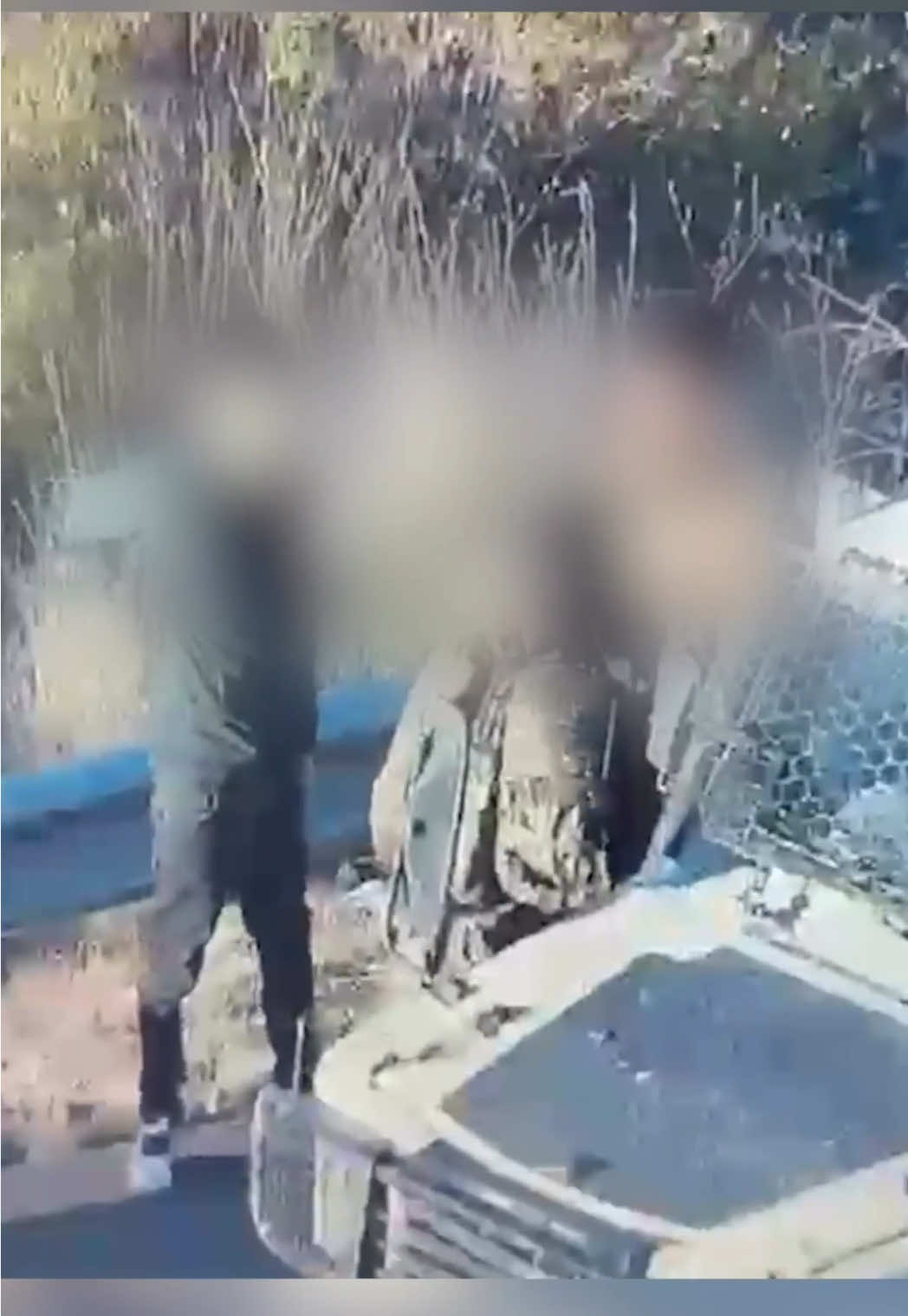 לוחמי חטיבת הצנחנים עיכבו את המחבל לבדיקה, כאשר בשלב מסוים שלף סכין, התנפל עליהם - ונורה למוות. #ערוץ7בטיקטוק 