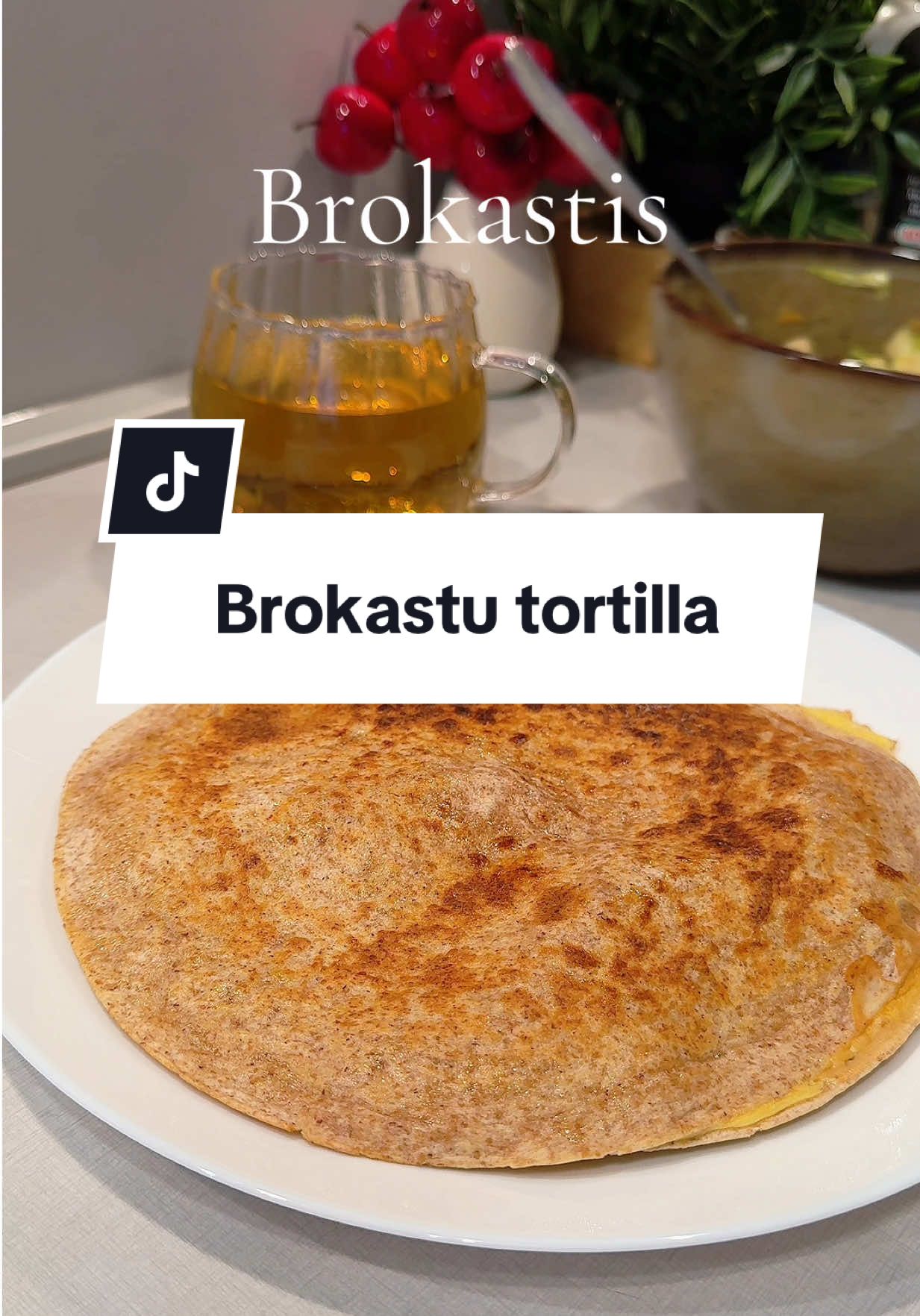 Brokastu ideja: 👉🏻 proteīna tortillas 👉🏻 ola 👉🏻 cietais siers 👉🏻 fetas siers 👉🏻 sāls, pipari Piedevās dārzeņu salāti un silta tēja 👌🏻 #brokastuideja #veseligsuzturs #idejasbrokastim #receptes #ēdienublogeris 
