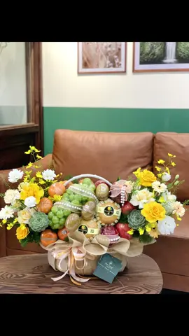 Giỏ trái cây tông vàng sang trọng! #quynhhuongflorist #thesongflower #giohoasenda #giotraicay #suckhoe 
