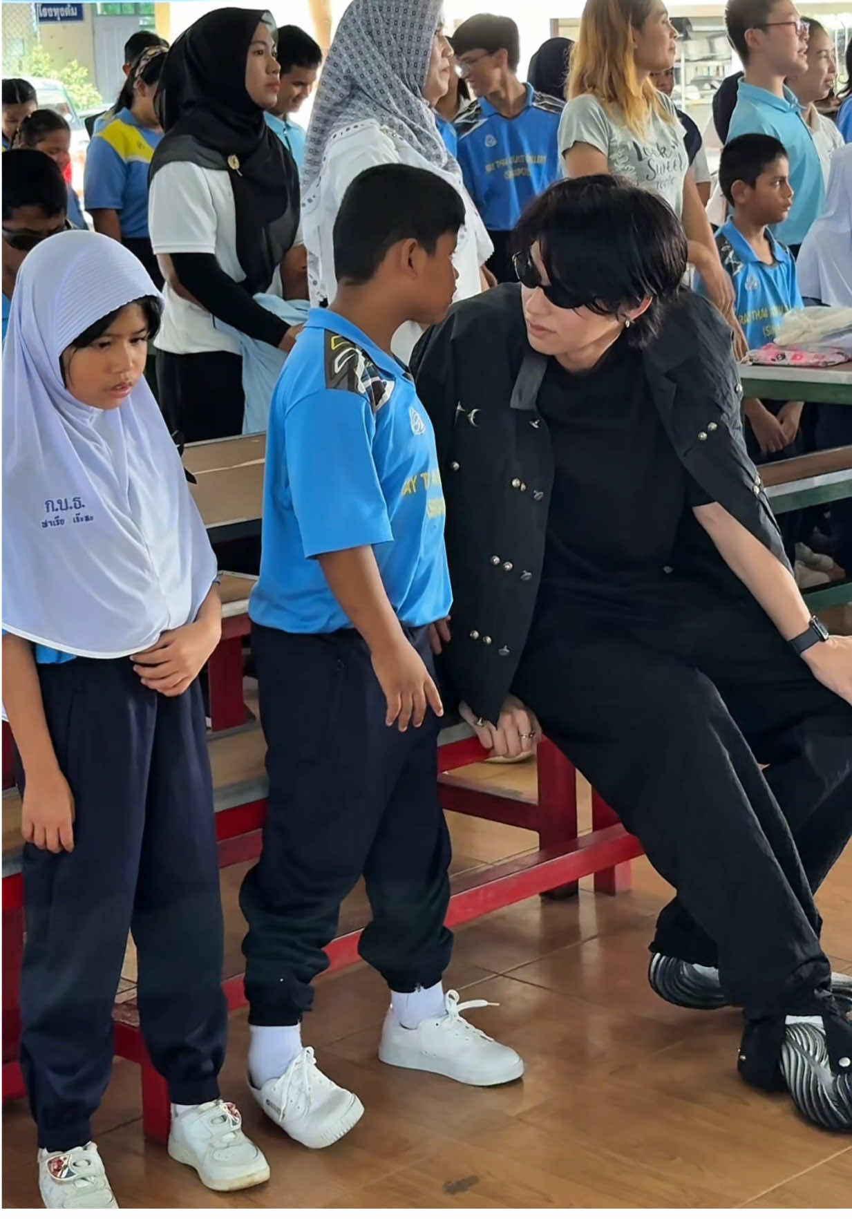 วันนี้ผมกับไบร์ทและทีมงานมีโอกาสได้มาร่วมให้กำลังใจ ชาวหาดใหญ่ ที่ได้ผลกระทบจากน้ำท่วมใหญ่ ขอบคุณพี่เปิ้ล นาคร พี่จูน ที่ดูแลและเป็นสะพานให้ครับ 🙏🙏  #bbrightvc #bright #เปิ้ลนาคร #แม่จูน #น้ำท่วมหาดใหญ่