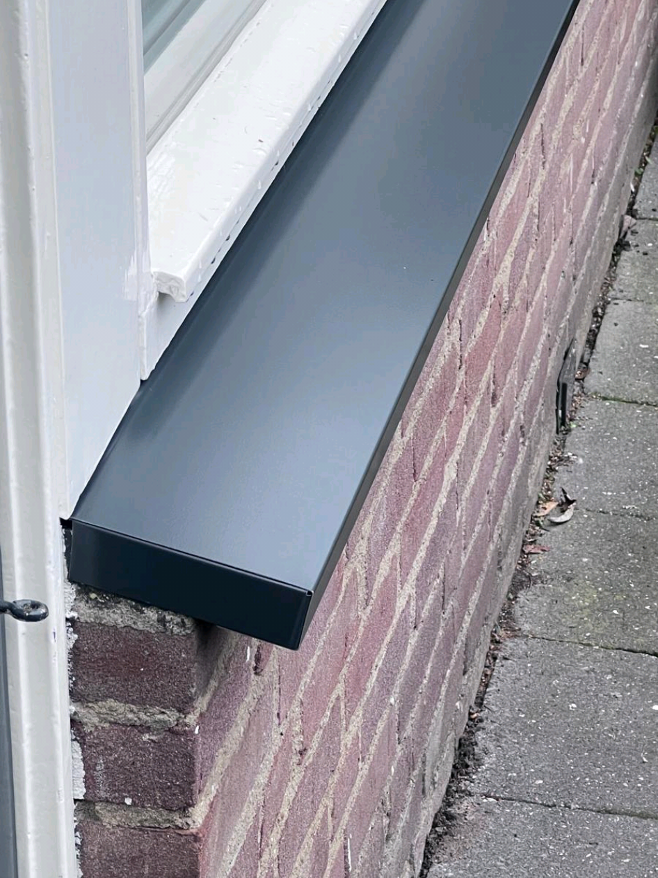 Weer een vensterbank getransformeerd! Je gelooft niet hoe simpel dit is… 👇 ✨ Oude vensterbank eruit? Hoeft niet! Met een VensterCover klik je in één beweging een strakke, moderne stalen cover over je oude vensterbank. De zijkanten worden mooi afgewerkt met speciaal zijkantjes. Zonder hakken. Zonder breken. Zonder gedoe. In minder dan 5 minuten → van oud naar nieuw. 🔥 En het resultaat? Luxe uitstraling.  Strakke lijnen.  Direct waardeverhoging van je woning. Waarom moeilijk doen als het zó makkelijk kan? 😉 👇 Wil jij dit ook? 👉 Check venstercovers.nl 👉 Vraag direct een prijs aan  👉 Of stuur “INFO” in de comments.! #venstercovers #makeover #verbouwen #diyproject #beforeandafter 