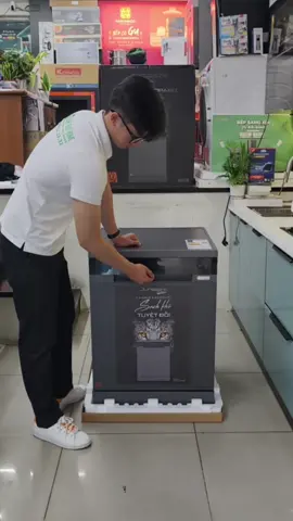 Máy rửa chén Junger Leopard DWJ-143 – Lựa chọn tối ưu cho căn bếp cuối năm ______________ Cuối năm là thời điểm nâng cấp không gian bếp để việc nấu nướng trở nên nhẹ nhàng hơn.  Nếu anh/chị đang tìm một chiếc máy rửa chén bền, đẹp, tối ưu chi phí và dễ sử dụng thì đây chính là lựa chọn hợp lý. Đừng bỏ lỡ mức giá ưu đãi cuối năm. Đặt hàng ngay hôm nay tại Khánh Trang Home để nhận nhiều quyền lợi tốt. #mayruachen #Junger #DWJ143 #mayruabat #khanhtranghome